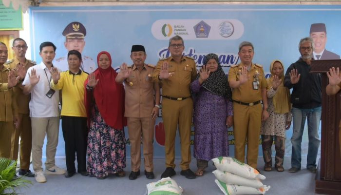 Menggalakkan Kampanye Stop Boros Pangan, Pemkot Kendari Salurkan Bantuan Cadangan Beras di Mokoau