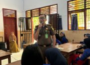 Kasi Penkum Kejati Sultra, Dody saat menjadi narasumber dalam program Jaksa Masuk Sekolah di SMPN 19 Kendari