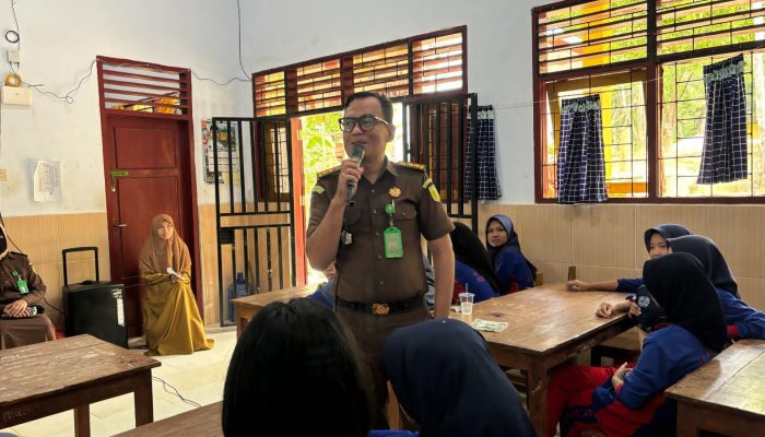 Kejati Sultra Laksanakan Program Jaksa Masuk Sekolah di SMPN 19 Kendari, Siswa Diberi Edukasi UU ITE dan Bahaya Narkotika