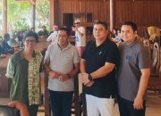 Anggota DPR RI Hugua (kedua dari kiri) saat jumpa pers di Patuno Resort