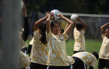 Sesi latihan Timnas Sepak Bola Wanita Indonesia