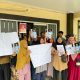 Puluhan warga Desa Langgea, Kecamatan Ranomeeto, Kabupaten Konawe Selatan saat mendatangi Ditreskrimum Polda Sultra
