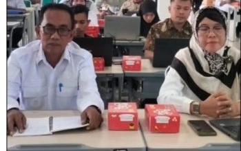 Kepala Dinsos Bombana Mappatang saat menghadiri Sosialisasi DTKS di Makassar