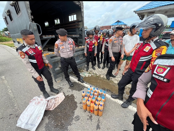 30 Liter Miras Tradisional jenis Ballo Diamankan Personel Satuan Tugas (Satgas) Preventif Direktorat Samapta (Ditsamapta) Polda Sulawesi Tenggara (Sultra)