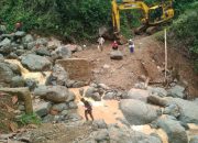 Bantuan Alat Berat PT Vale Bantu Buka Akses Masyarakat Pasca Bencana di Luwu
