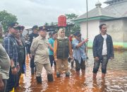 Tinjau Lokasi Banjir di Pondidaha, Pj Bupati Konawe Tawarkan Solusi Buat Kolam Retensi