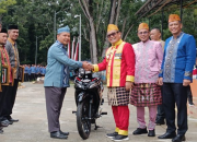 Moment Hardiknas, Bupati Konawe Serahkan Motor Kepada Pengawas dan Guru-guru Daerah Terpencil