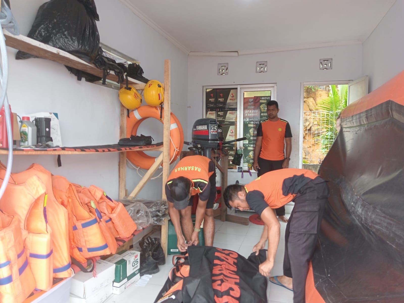 Tim Rescue Unit Siaga SAR Muna diberangkatkan untuk mencari nelayan hilang bernama Hanudin di Perairan Kecamatan Mawasangka, Buton Tengah