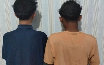 Dua remaja berinisial AA dan RK yang diduga hendak melakukan tawuran saat diamankan di Mapolresta Kendari