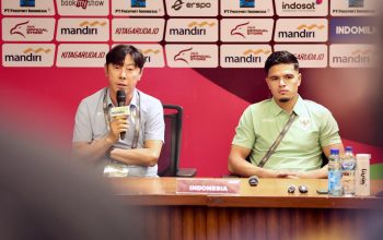 Pelatih Shin Tae-yong (Kiri) yang didampingi Penyerang Timnas Indonesia, Ragnar Oratmangoen dalam jumpa pers jelang pertandingan melawan Filipina