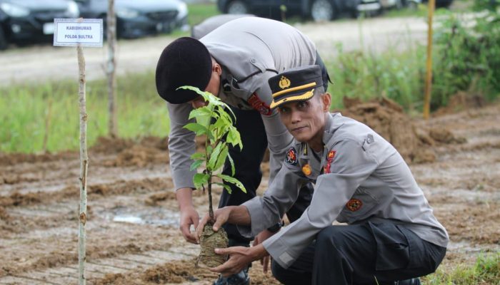 Peringati Hari Bhayangkara ke-78, Polda Sultra Tanam 780 Pohon di Nanga-nanga