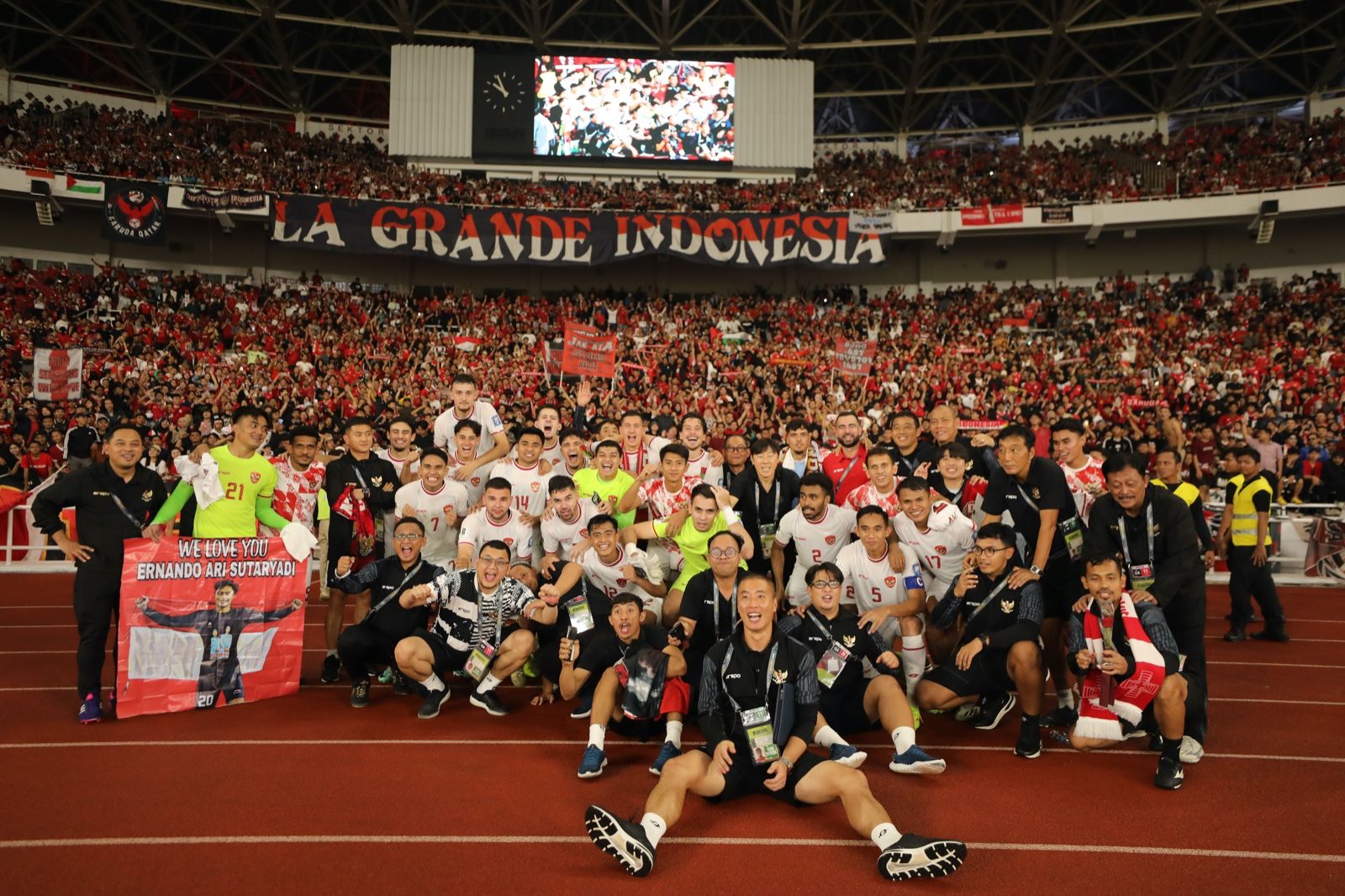 Skuad Garuda mengabadikan kemenangan bersama para suporter