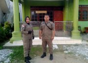 Anggota Satpol PP Kota Baubau melakukan pengawasan keamanan di salah satu rumah jemaah haji
