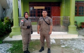 Anggota Satpol PP Kota Baubau melakukan pengawasan keamanan di salah satu rumah jemaah haji