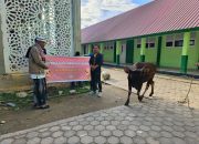 Penyerahan sapi kurban oleh Manajemen Mall The Park Kendari kepada pengurus Masjid Thalabul Ilmi MTsN 1 Kendari