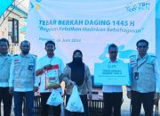 YBM PLN UP3 Kendari Bagi-bagi Paket Beras dan Daging Kurban ke Warga