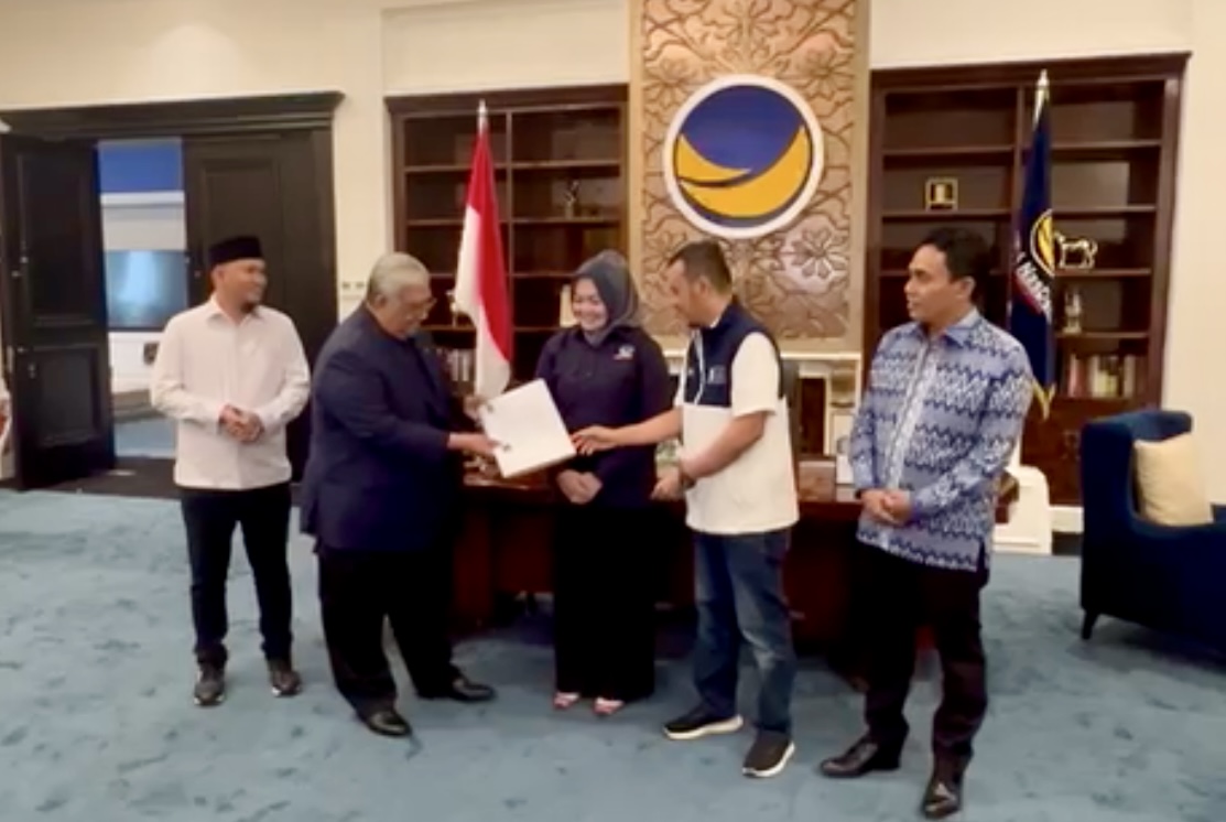 Penyerahan rekomendasi DPP NasDem kepada Siska Karina Imran dan Sudirman untuk Pilwali Kendari 2024