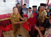 Pj Bupati Konawe Beri Bantuan Warga Terdampak Abrasi di Muara Sungai Sampara