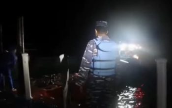 Tim Penyelamat Kapal KM. Putra Karela yang tenggelam di perairan Kompo'one