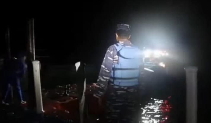 Tim Penyelamat Kapal KM. Putra Karela yang tenggelam di perairan Kompo'one