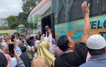 Suasana penyambutan para jemaah haji Kota Kendari kloter 28