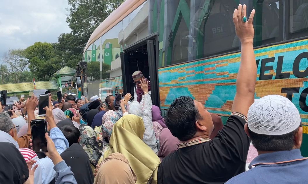 Suasana penyambutan para jemaah haji Kota Kendari kloter 28