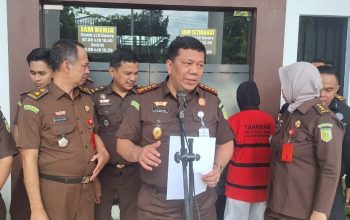 Konferensi pers penyerahan tersangka dan barang bukti di Kejari Kendari