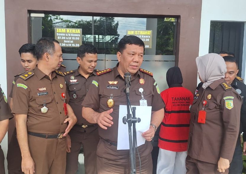 Konferensi pers penyerahan tersangka dan barang bukti di Kejari Kendari