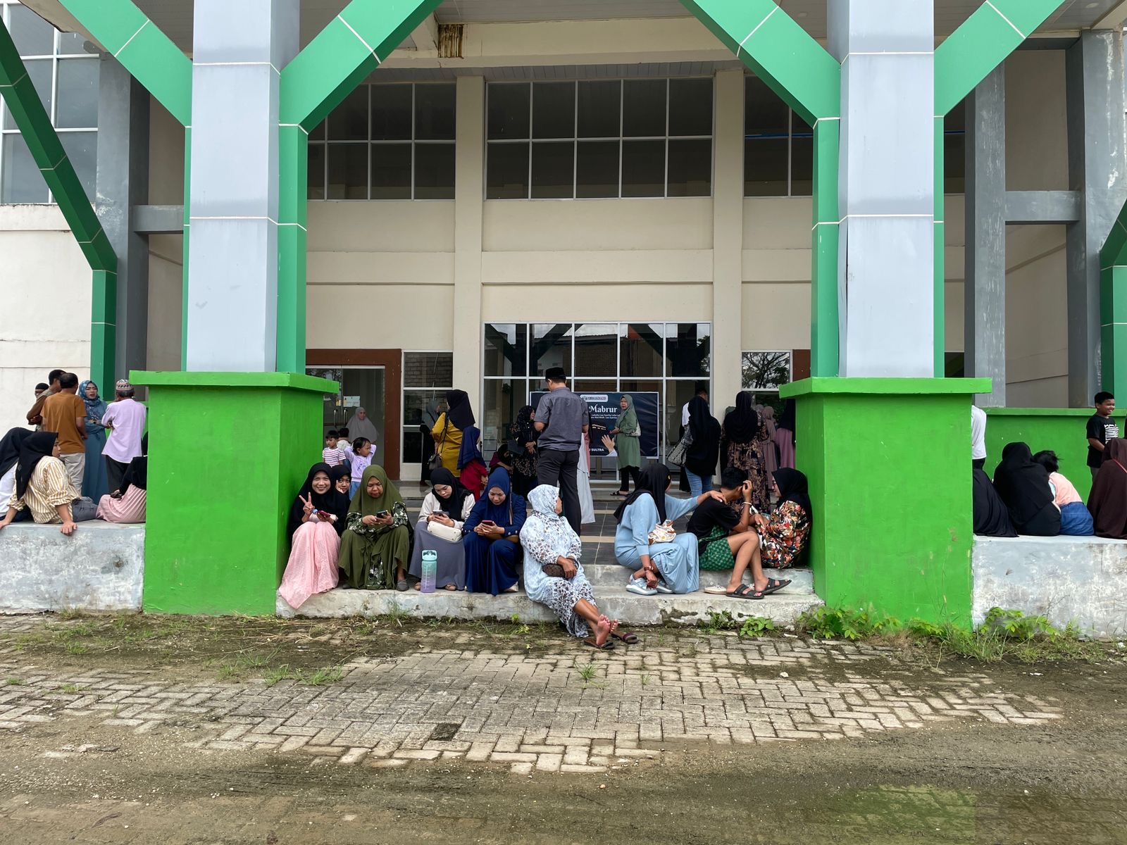 Suasana gedung Asrama Haji Kendari yang mulai dipadati keluarga para jemaah haji kloter 28