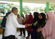 Pemkot Kendari Serahkan Bantuan kepada Warga Terdampak Banjir di Kelurahan Labibia