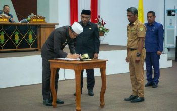Penandatangan nota kesepahaman penggabungan 7 OPD lingkup Pemkot Baubau oleh Pj Wali Kota Baubau, Muh Rasman Manafi