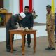 Penandatangan nota kesepahaman penggabungan 7 OPD lingkup Pemkot Baubau oleh Pj Wali Kota Baubau, Muh Rasman Manafi