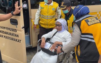 Kondisi jemaah haji lansia kloter 28 Kota Kendari saat tiba di Asrama Haji