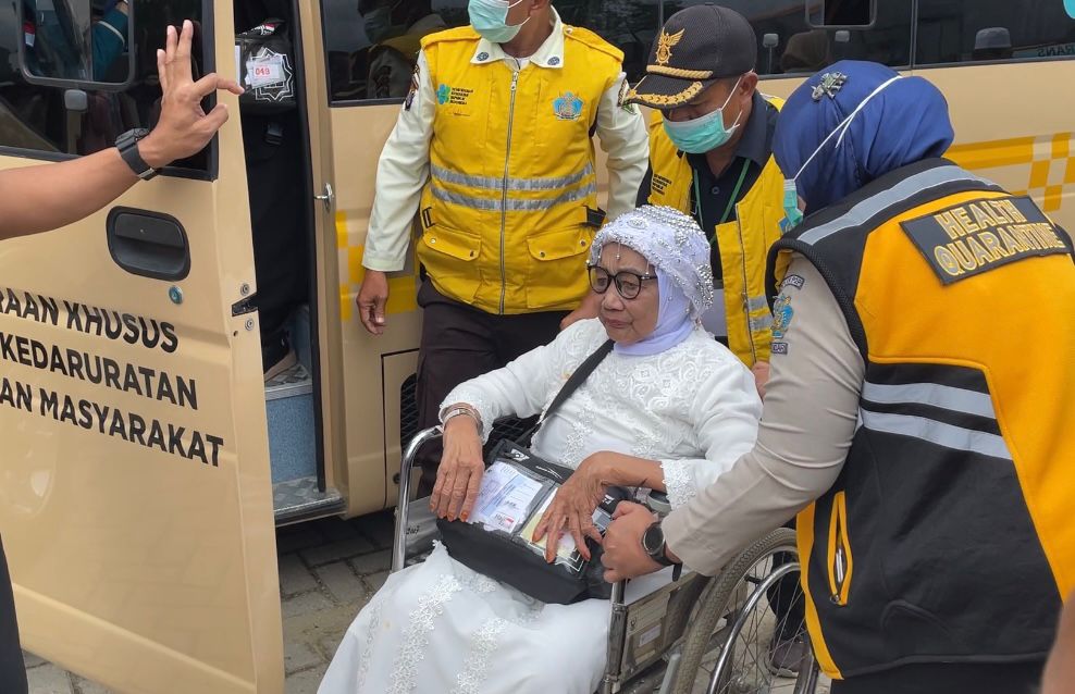 Kondisi jemaah haji lansia kloter 28 Kota Kendari saat tiba di Asrama Haji