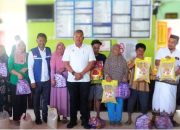 Pj Wali Kota Kendari Serahkan Bantuan kepada Warga Terdampak Banjir di Kelurahan Lalodati