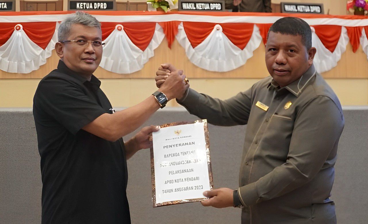 Penyerahan dokumen rancangan KUA dan PPAS Tahun Anggaran 2025 Kota Kendari oleh Pj Wali Kota, Muhammad Yusup kepada Ketua DPRD Kota Kendari, Subhan