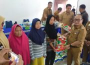 Pj Bupati Konawe Harmin Ramba Salurkan Bantuan Beras 2,5 Ton Warga Kurang Mampu di Besulutu