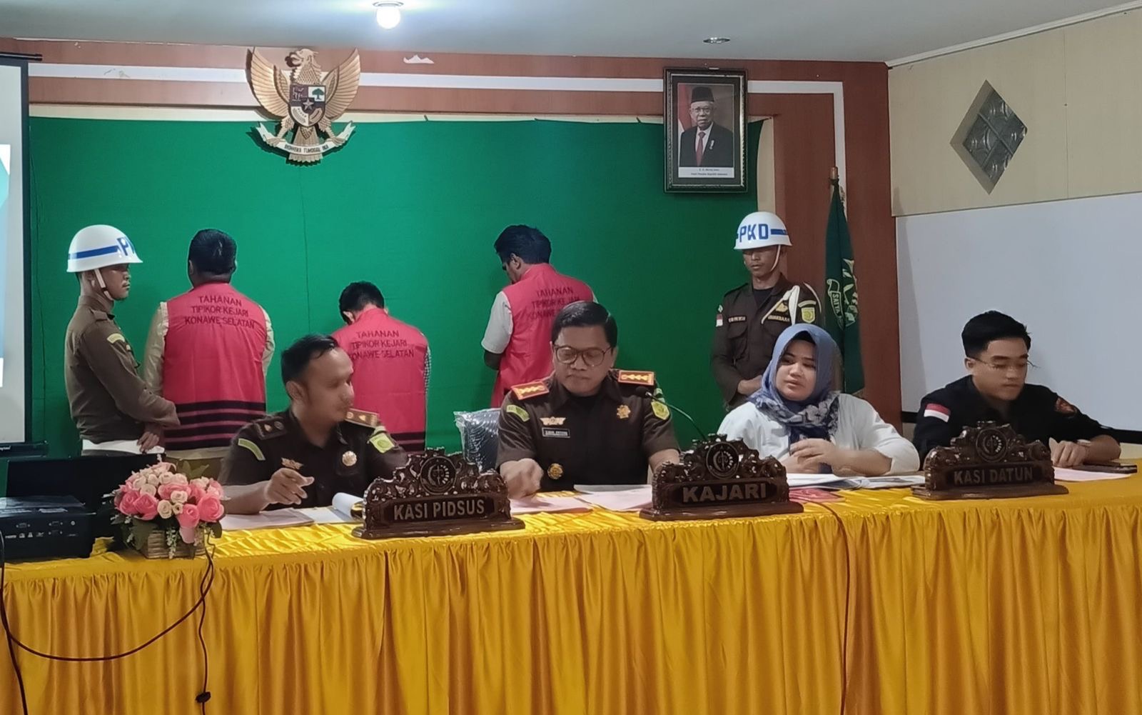 Kejari Konsel Gelar Konferensi Pers Penetapan tiga tersangka terkait kasus proyek peningkatan jalan di Kecamatan Kolono