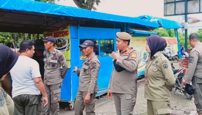 Datangi Sejumlah Lokasi PKL, Satpol PP Kendari Sosialisasikan Perda Trantibum ke Pedagang