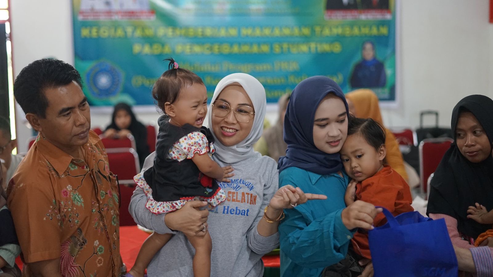 Para balita menerima asupan makanan bergizi langsung dari Sekretaris Daerah (Sekda) Kabupaten Konsel, Hj. St Chadidjah, S.Sos., M.Si,