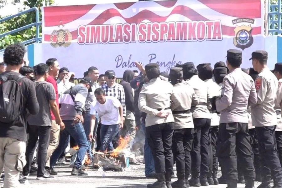 Simulasi pengamanan pelaksanaan Pilkada 2024 oleh Polresta Kendari