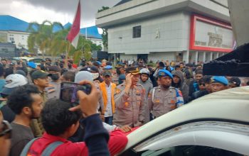 Aksi unjuk rasa di depan Gedung DPRD Sultra, menolak revisi RUU Pilkada