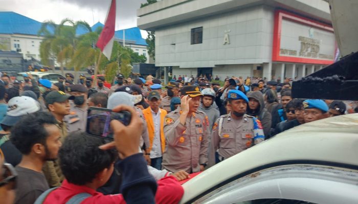 Tolak Revisi RUU Pilkada 2024, Mahasiswa dan Organisasi Wartawan di Kendari Geruduk Gedung DPRD Sultra