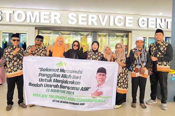 Para jemaah pemenang hadiah umrah gelombang pertama dari Andi Sumangerukka