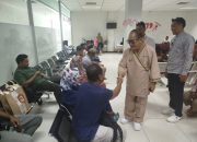 Jalani Pemeriksaan Kesehatan, Harmin Ramba Sempatkan Diri Menyapa Warga Konawe di RS Bahteramas