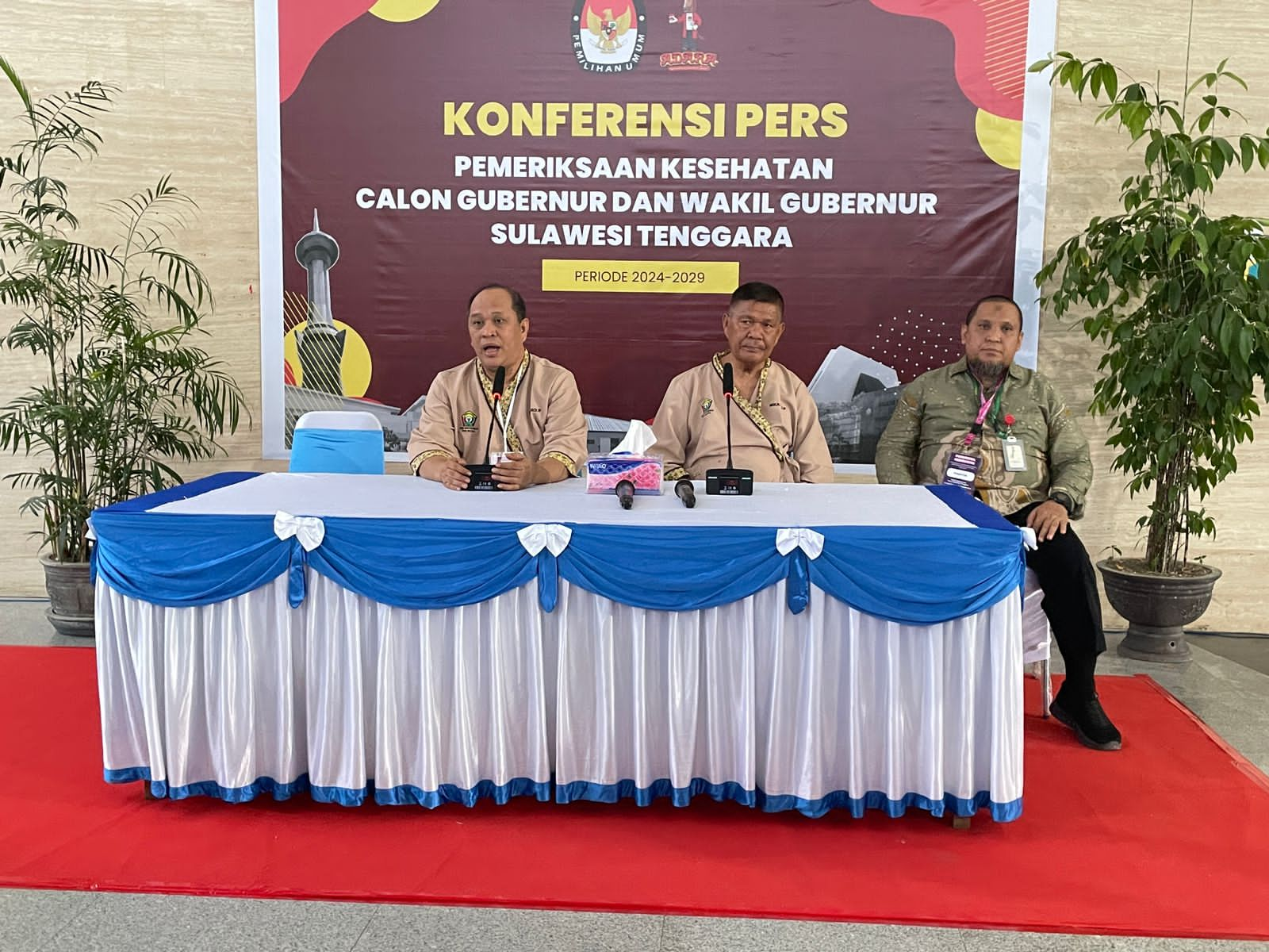 Konferensi pers Paslon Ruksamin-Sjafei Kahar