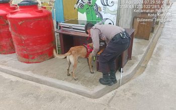 Personel Polda Sultra melakukan sterilisasi Kantor KPU Sultra