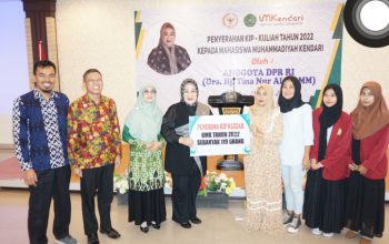 Calon Gubernur Sultra, Tina Nur Alam saat menyerahkan beasiswa Karti Indonesia Pintar kepada Universitas Muhammadiyah Kendari