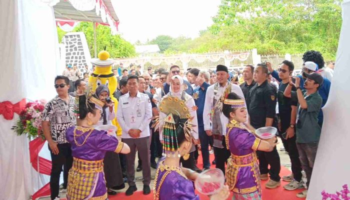 Diantar Ratusan Pendukung dan Partai Pengususng, Siska Sudirman jadi Paslon Pertama yang Daftar di KPU Kendari