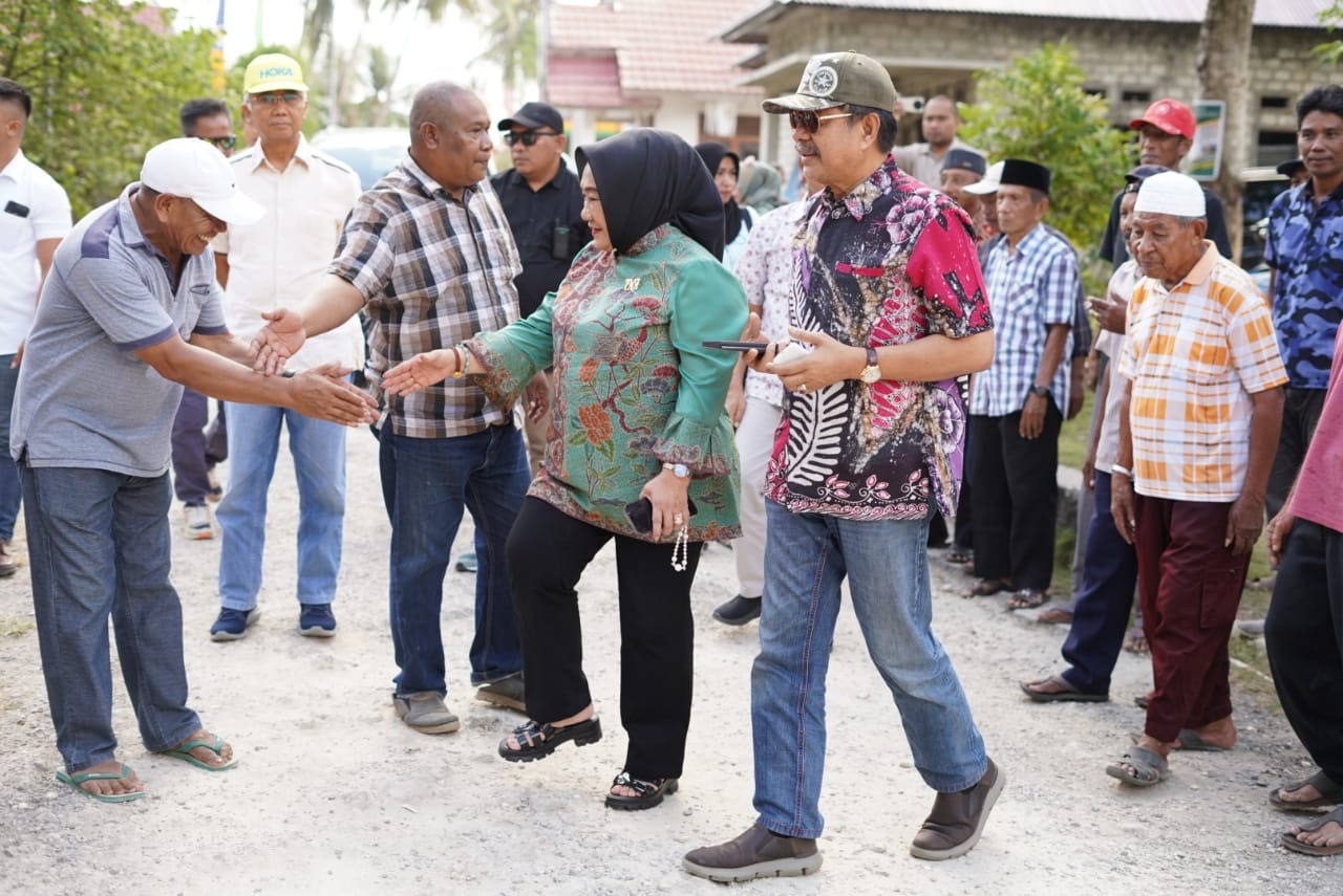 Calon Gubernur Sultra, Tina Nur Alam bersama Mantan Gubernur Sultra, Nur Alam saat menyapa masyarakat